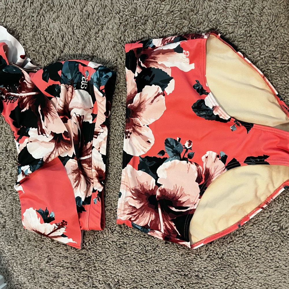 Albion Fit icon wave swimsuit